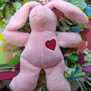 Lapin rose avec coeur rouge
